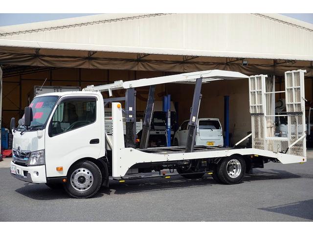 デュトロ キャリアカー　２台積　３．５トン積　ラジコン　ウインチ　古河　積載３５００ｋｇ　油圧リアゲート　アルミホイール　社外テール　ＥＴＣ　坂道発進補助　左電格ミラー　クリアランスソナー　ＬＥＤヘッドライト　フォグ　衝突軽減ブレーキ　電動パーキングブレーキ　６速ＭＴ（7枚目）