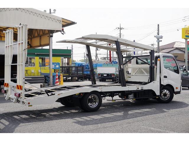 デュトロ キャリアカー　２台積　３．５トン積　ラジコン　ウインチ　古河　積載３５００ｋｇ　油圧リアゲート　アルミホイール　社外テール　ＥＴＣ　坂道発進補助　左電格ミラー　クリアランスソナー　ＬＥＤヘッドライト　フォグ　衝突軽減ブレーキ　電動パーキングブレーキ　６速ＭＴ（10枚目）