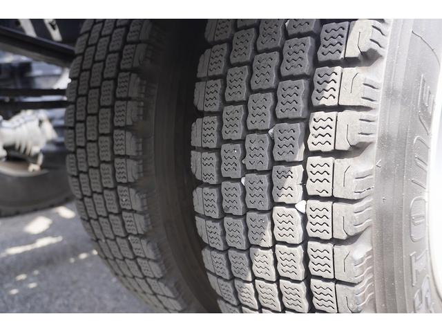 デュトロ キャリアカー　２台積　３．５トン積　ラジコン　ウインチ　古河　積載３５００ｋｇ　油圧リアゲート　アルミホイール　社外テール　ＥＴＣ　坂道発進補助　左電格ミラー　クリアランスソナー　ＬＥＤヘッドライト　フォグ　衝突軽減ブレーキ　電動パーキングブレーキ　６速ＭＴ（18枚目）