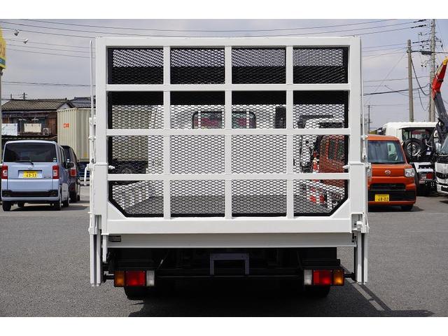 エルフトラック バイク運搬車　２トン積　大型自動起立式垂直パワーゲート　ＡＴ　ワイドロング　積載２０００ｋｇ　一方開　荷台シマ板張り　アオリロープフック　ＥＴＣ　左電格ミラー　フォグランプ　衝突軽減ブレーキ　車線逸脱警報（5枚目）
