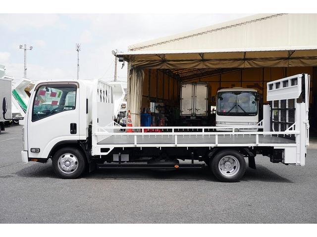 エルフトラック バイク運搬車　２トン積　大型自動起立式垂直パワーゲート　ＡＴ　ワイドロング　積載２０００ｋｇ　一方開　荷台シマ板張り　アオリロープフック　ＥＴＣ　左電格ミラー　フォグランプ　衝突軽減ブレーキ　車線逸脱警報（7枚目）