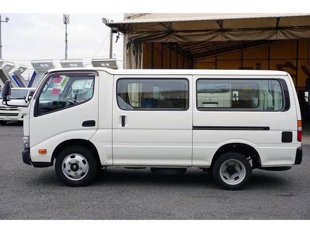 デュトロ ルートバン　５ドア　ディーゼル　２トン　和光工業パワーゲート　ジャストロー　積載２０００ｋｇ　３人乗　リア跳上ドア　荷台板張り　荷室加工有　ナビ　バックカメラ　ＡＴ　リフト（4枚目）