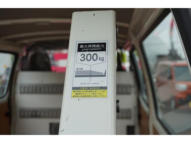 デュトロ ルートバン　５ドア　ディーゼル　２トン　和光工業パワーゲート　ジャストロー　積載２０００ｋｇ　３人乗　リア跳上ドア　荷台板張り　荷室加工有　ナビ　バックカメラ　ＡＴ　リフト（11枚目）