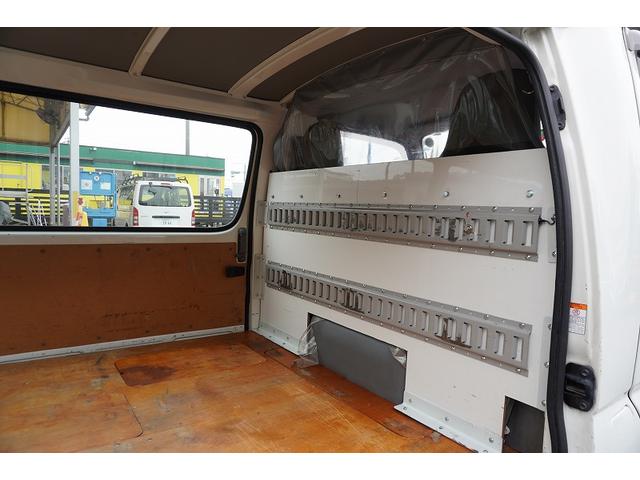 デュトロ ルートバン　５ドア　ディーゼル　２トン　和光工業パワーゲート　ジャストロー　積載２０００ｋｇ　３人乗　リア跳上ドア　荷台板張り　荷室加工有　ナビ　バックカメラ　ＡＴ　リフト（27枚目）