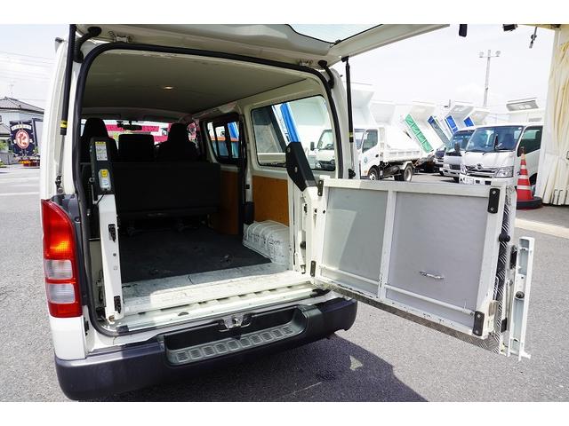 ハイエースバン ロングＤＸ　５ドア　ガソリン車　６人乗　パワーゲート　小窓　トヨタ車体製リフト　バックカメラ　ナビ　ワンセグＴＶ　ＥＴＣ　小窓　キーレス　ＡＴ（17枚目）
