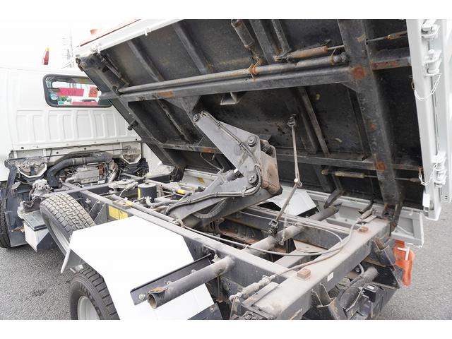 エルフトラック 強化　三転ダンプ　手動コボレーン　運転席側アオリ油圧開閉式　新明和製　積載３０００ｋｇ　三方開　ダンプピン　鳥居アングル補強　左電格ミラー　ＥＴＣ　ＡＴ　３トン（46枚目）