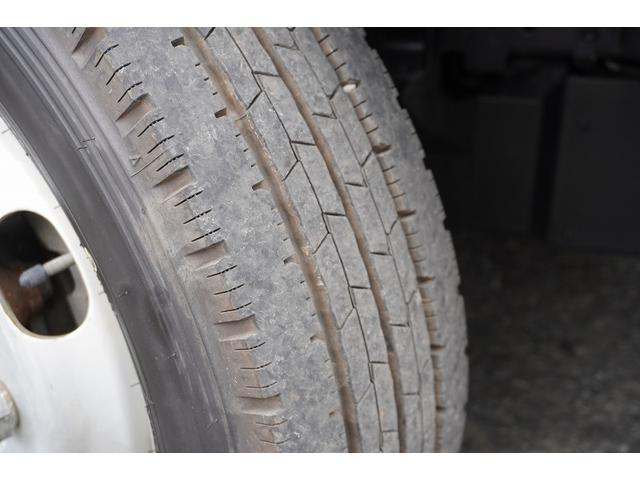 エルフトラック 標準幅　ショート　平ボディー　２トン積　三方開　全低床　積載２０００ｋｇ　左電格ミラー　坂道発進補助　ＥＴＣ　５速ＭＴ　１０尺（10枚目）