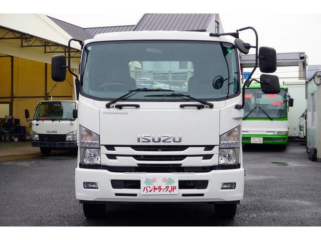 フォワード 増トン　ベッド付　重機運搬車　本所ボディー製　８．８トン積　標準幅　積載８８００ｋｇ　アユミ板掛け　アユミ板付き　鳥居Ｊフック　鳥居下部鉄板張り　鳥居ラダー　スタンション穴　網工具入れ　ＬＥＤ作業灯　ＥＴＣ　坂道発進補助　６速ＭＴ　回送（2枚目）