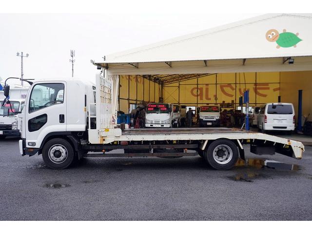 フォワード 増トン　ベッド付　重機運搬車　本所ボディー製　８．８トン積　標準幅　積載８８００ｋｇ　アユミ板掛け　アユミ板付き　鳥居Ｊフック　鳥居下部鉄板張り　鳥居ラダー　スタンション穴　網工具入れ　ＬＥＤ作業灯　ＥＴＣ　坂道発進補助　６速ＭＴ　回送（3枚目）