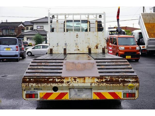 フォワード 増トン　ベッド付　重機運搬車　本所ボディー製　８．８トン積　標準幅　積載８８００ｋｇ　アユミ板掛け　アユミ板付き　鳥居Ｊフック　鳥居下部鉄板張り　鳥居ラダー　スタンション穴　網工具入れ　ＬＥＤ作業灯　ＥＴＣ　坂道発進補助　６速ＭＴ　回送（4枚目）