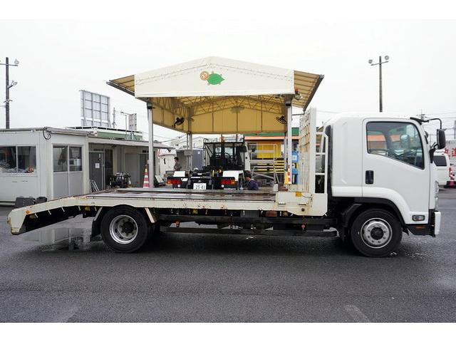フォワード 増トン　ベッド付　重機運搬車　本所ボディー製　８．８トン積　標準幅　積載８８００ｋｇ　アユミ板掛け　アユミ板付き　鳥居Ｊフック　鳥居下部鉄板張り　鳥居ラダー　スタンション穴　網工具入れ　ＬＥＤ作業灯　ＥＴＣ　坂道発進補助　６速ＭＴ　回送（5枚目）