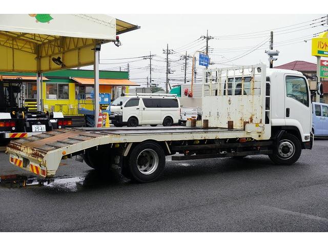 フォワード 増トン　ベッド付　重機運搬車　本所ボディー製　８．８トン積　標準幅　積載８８００ｋｇ　アユミ板掛け　アユミ板付き　鳥居Ｊフック　鳥居下部鉄板張り　鳥居ラダー　スタンション穴　網工具入れ　ＬＥＤ作業灯　ＥＴＣ　坂道発進補助　６速ＭＴ　回送（6枚目）