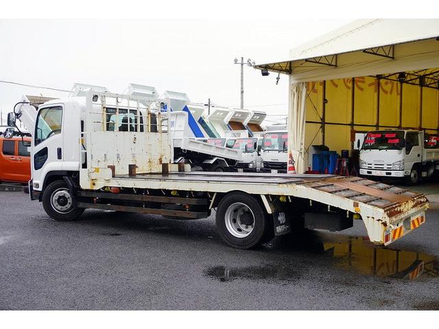 フォワード 増トン　ベッド付　重機運搬車　本所ボディー製　８．８トン積　標準幅　積載８８００ｋｇ　アユミ板掛け　アユミ板付き　鳥居Ｊフック　鳥居下部鉄板張り　鳥居ラダー　スタンション穴　網工具入れ　ＬＥＤ作業灯　ＥＴＣ　坂道発進補助　６速ＭＴ　回送（7枚目）
