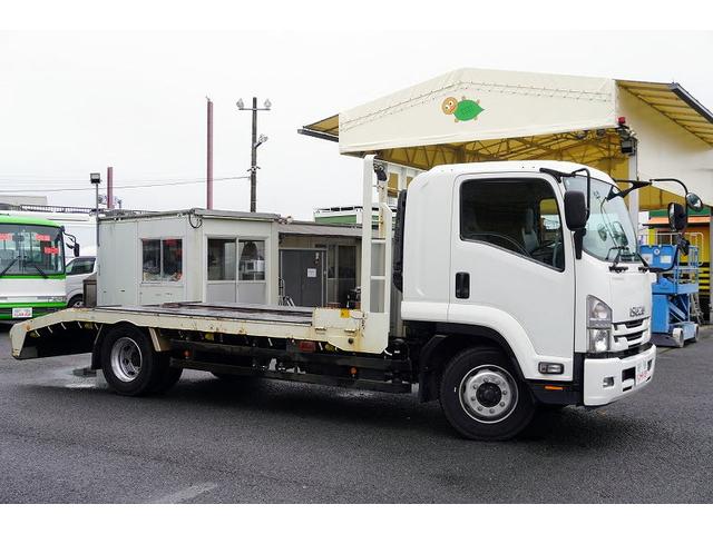 フォワード 増トン　ベッド付　重機運搬車　本所ボディー製　８．８トン積　標準幅　積載８８００ｋｇ　アユミ板掛け　アユミ板付き　鳥居Ｊフック　鳥居下部鉄板張り　鳥居ラダー　スタンション穴　網工具入れ　ＬＥＤ作業灯　ＥＴＣ　坂道発進補助　６速ＭＴ　回送（8枚目）