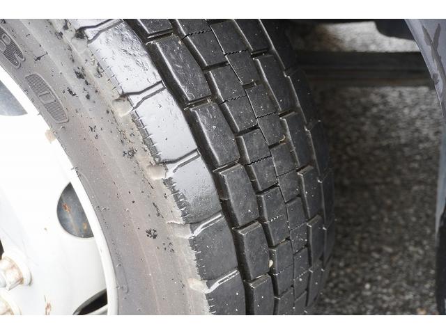 フォワード 増トン　ベッド付　重機運搬車　本所ボディー製　８．８トン積　標準幅　積載８８００ｋｇ　アユミ板掛け　アユミ板付き　鳥居Ｊフック　鳥居下部鉄板張り　鳥居ラダー　スタンション穴　網工具入れ　ＬＥＤ作業灯　ＥＴＣ　坂道発進補助　６速ＭＴ　回送（10枚目）