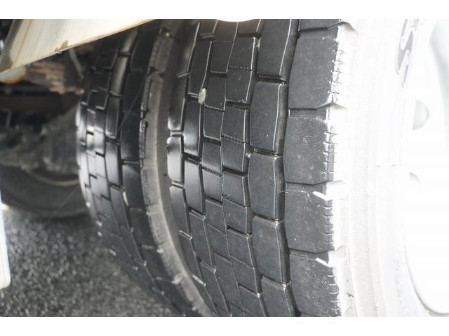 フォワード 増トン　ベッド付　重機運搬車　本所ボディー製　８．８トン積　標準幅　積載８８００ｋｇ　アユミ板掛け　アユミ板付き　鳥居Ｊフック　鳥居下部鉄板張り　鳥居ラダー　スタンション穴　網工具入れ　ＬＥＤ作業灯　ＥＴＣ　坂道発進補助　６速ＭＴ　回送（11枚目）