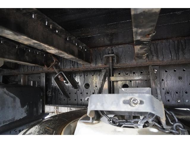 フォワード 増トン　ベッド付　重機運搬車　本所ボディー製　８．８トン積　標準幅　積載８８００ｋｇ　アユミ板掛け　アユミ板付き　鳥居Ｊフック　鳥居下部鉄板張り　鳥居ラダー　スタンション穴　網工具入れ　ＬＥＤ作業灯　ＥＴＣ　坂道発進補助　６速ＭＴ　回送（15枚目）