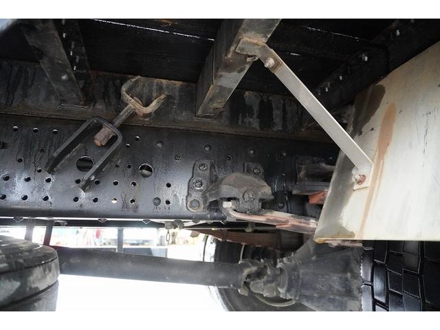 フォワード 増トン　ベッド付　重機運搬車　本所ボディー製　８．８トン積　標準幅　積載８８００ｋｇ　アユミ板掛け　アユミ板付き　鳥居Ｊフック　鳥居下部鉄板張り　鳥居ラダー　スタンション穴　網工具入れ　ＬＥＤ作業灯　ＥＴＣ　坂道発進補助　６速ＭＴ　回送（16枚目）