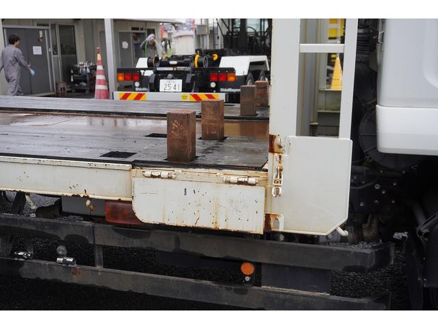 フォワード 増トン　ベッド付　重機運搬車　本所ボディー製　８．８トン積　標準幅　積載８８００ｋｇ　アユミ板掛け　アユミ板付き　鳥居Ｊフック　鳥居下部鉄板張り　鳥居ラダー　スタンション穴　網工具入れ　ＬＥＤ作業灯　ＥＴＣ　坂道発進補助　６速ＭＴ　回送（17枚目）