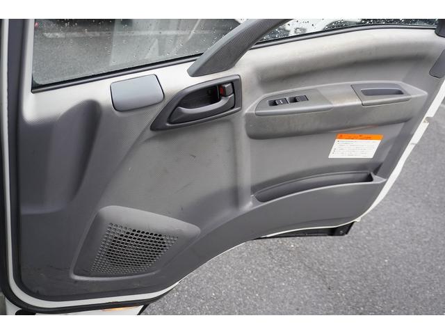 フォワード 増トン　ベッド付　重機運搬車　本所ボディー製　８．８トン積　標準幅　積載８８００ｋｇ　アユミ板掛け　アユミ板付き　鳥居Ｊフック　鳥居下部鉄板張り　鳥居ラダー　スタンション穴　網工具入れ　ＬＥＤ作業灯　ＥＴＣ　坂道発進補助　６速ＭＴ　回送（19枚目）