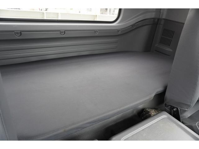 フォワード 増トン　ベッド付　重機運搬車　本所ボディー製　８．８トン積　標準幅　積載８８００ｋｇ　アユミ板掛け　アユミ板付き　鳥居Ｊフック　鳥居下部鉄板張り　鳥居ラダー　スタンション穴　網工具入れ　ＬＥＤ作業灯　ＥＴＣ　坂道発進補助　６速ＭＴ　回送（20枚目）