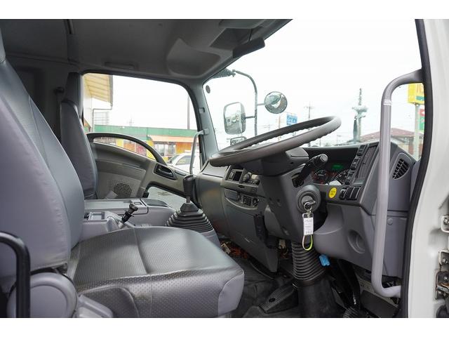 フォワード 増トン　ベッド付　重機運搬車　本所ボディー製　８．８トン積　標準幅　積載８８００ｋｇ　アユミ板掛け　アユミ板付き　鳥居Ｊフック　鳥居下部鉄板張り　鳥居ラダー　スタンション穴　網工具入れ　ＬＥＤ作業灯　ＥＴＣ　坂道発進補助　６速ＭＴ　回送（21枚目）