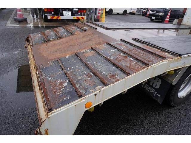 フォワード 増トン　ベッド付　重機運搬車　本所ボディー製　８．８トン積　標準幅　積載８８００ｋｇ　アユミ板掛け　アユミ板付き　鳥居Ｊフック　鳥居下部鉄板張り　鳥居ラダー　スタンション穴　網工具入れ　ＬＥＤ作業灯　ＥＴＣ　坂道発進補助　６速ＭＴ　回送（22枚目）