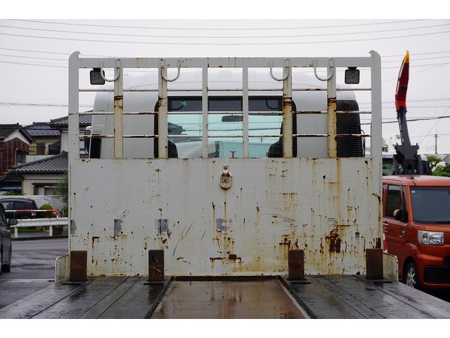 フォワード 増トン　ベッド付　重機運搬車　本所ボディー製　８．８トン積　標準幅　積載８８００ｋｇ　アユミ板掛け　アユミ板付き　鳥居Ｊフック　鳥居下部鉄板張り　鳥居ラダー　スタンション穴　網工具入れ　ＬＥＤ作業灯　ＥＴＣ　坂道発進補助　６速ＭＴ　回送（23枚目）
