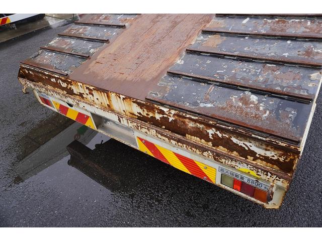 フォワード 増トン　ベッド付　重機運搬車　本所ボディー製　８．８トン積　標準幅　積載８８００ｋｇ　アユミ板掛け　アユミ板付き　鳥居Ｊフック　鳥居下部鉄板張り　鳥居ラダー　スタンション穴　網工具入れ　ＬＥＤ作業灯　ＥＴＣ　坂道発進補助　６速ＭＴ　回送（27枚目）