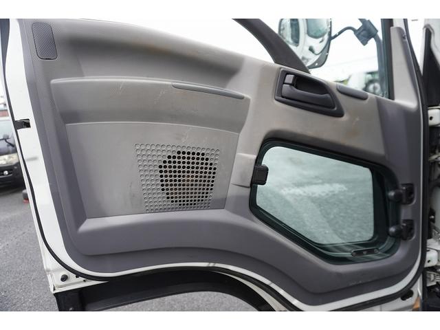 フォワード 増トン　ベッド付　重機運搬車　本所ボディー製　８．８トン積　標準幅　積載８８００ｋｇ　アユミ板掛け　アユミ板付き　鳥居Ｊフック　鳥居下部鉄板張り　鳥居ラダー　スタンション穴　網工具入れ　ＬＥＤ作業灯　ＥＴＣ　坂道発進補助　６速ＭＴ　回送（30枚目）