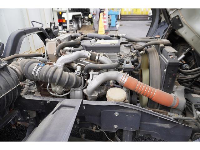 フォワード 増トン　ベッド付　重機運搬車　本所ボディー製　８．８トン積　標準幅　積載８８００ｋｇ　アユミ板掛け　アユミ板付き　鳥居Ｊフック　鳥居下部鉄板張り　鳥居ラダー　スタンション穴　網工具入れ　ＬＥＤ作業灯　ＥＴＣ　坂道発進補助　６速ＭＴ　回送（31枚目）
