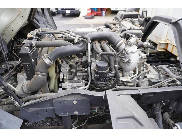フォワード 増トン　ベッド付　重機運搬車　本所ボディー製　８．８トン積　標準幅　積載８８００ｋｇ　アユミ板掛け　アユミ板付き　鳥居Ｊフック　鳥居下部鉄板張り　鳥居ラダー　スタンション穴　網工具入れ　ＬＥＤ作業灯　ＥＴＣ　坂道発進補助　６速ＭＴ　回送（32枚目）