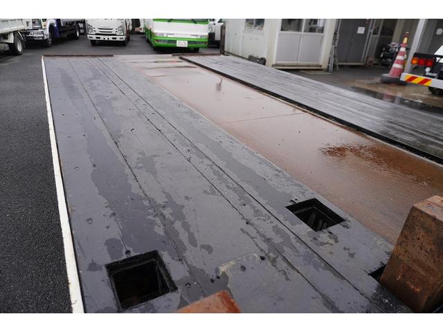 フォワード 増トン　ベッド付　重機運搬車　本所ボディー製　８．８トン積　標準幅　積載８８００ｋｇ　アユミ板掛け　アユミ板付き　鳥居Ｊフック　鳥居下部鉄板張り　鳥居ラダー　スタンション穴　網工具入れ　ＬＥＤ作業灯　ＥＴＣ　坂道発進補助　６速ＭＴ　回送（34枚目）