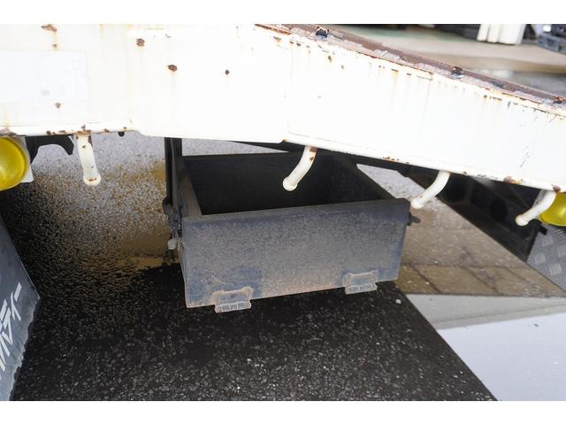 フォワード 増トン　ベッド付　重機運搬車　本所ボディー製　８．８トン積　標準幅　積載８８００ｋｇ　アユミ板掛け　アユミ板付き　鳥居Ｊフック　鳥居下部鉄板張り　鳥居ラダー　スタンション穴　網工具入れ　ＬＥＤ作業灯　ＥＴＣ　坂道発進補助　６速ＭＴ　回送（35枚目）