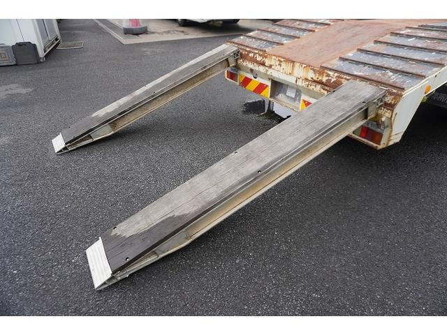フォワード 増トン　ベッド付　重機運搬車　本所ボディー製　８．８トン積　標準幅　積載８８００ｋｇ　アユミ板掛け　アユミ板付き　鳥居Ｊフック　鳥居下部鉄板張り　鳥居ラダー　スタンション穴　網工具入れ　ＬＥＤ作業灯　ＥＴＣ　坂道発進補助　６速ＭＴ　回送（36枚目）
