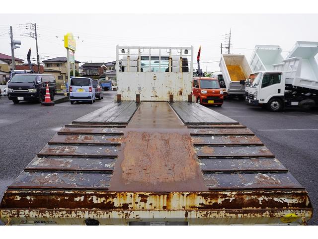 フォワード 増トン　ベッド付　重機運搬車　本所ボディー製　８．８トン積　標準幅　積載８８００ｋｇ　アユミ板掛け　アユミ板付き　鳥居Ｊフック　鳥居下部鉄板張り　鳥居ラダー　スタンション穴　網工具入れ　ＬＥＤ作業灯　ＥＴＣ　坂道発進補助　６速ＭＴ　回送（37枚目）
