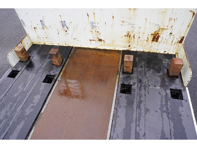 フォワード 増トン　ベッド付　重機運搬車　本所ボディー製　８．８トン積　標準幅　積載８８００ｋｇ　アユミ板掛け　アユミ板付き　鳥居Ｊフック　鳥居下部鉄板張り　鳥居ラダー　スタンション穴　網工具入れ　ＬＥＤ作業灯　ＥＴＣ　坂道発進補助　６速ＭＴ　回送（38枚目）