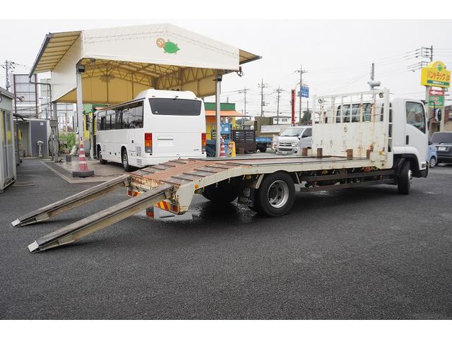 フォワード 増トン　ベッド付　重機運搬車　本所ボディー製　８．８トン積　標準幅　積載８８００ｋｇ　アユミ板掛け　アユミ板付き　鳥居Ｊフック　鳥居下部鉄板張り　鳥居ラダー　スタンション穴　網工具入れ　ＬＥＤ作業灯　ＥＴＣ　坂道発進補助　６速ＭＴ　回送（40枚目）