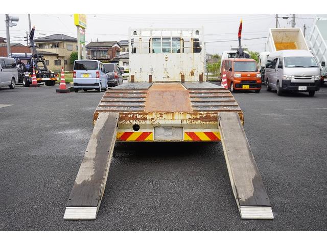 フォワード 増トン　ベッド付　重機運搬車　本所ボディー製　８．８トン積　標準幅　積載８８００ｋｇ　アユミ板掛け　アユミ板付き　鳥居Ｊフック　鳥居下部鉄板張り　鳥居ラダー　スタンション穴　網工具入れ　ＬＥＤ作業灯　ＥＴＣ　坂道発進補助　６速ＭＴ　回送（41枚目）