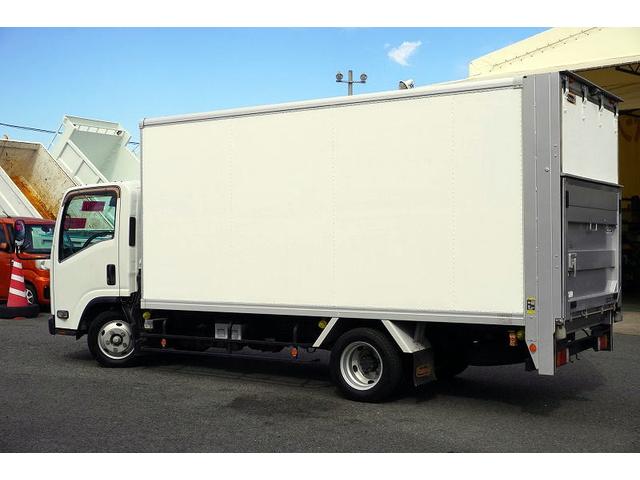 エルフトラック ロング パネルバン 跳上式 垂直パワーゲート 2トン AT 標準幅 積載1600kg ラッシング2段 バックカメラ 左電格ミラー キーレス 全低床 北村製 車両総重量4980kg アルミバン リフト(5枚目)