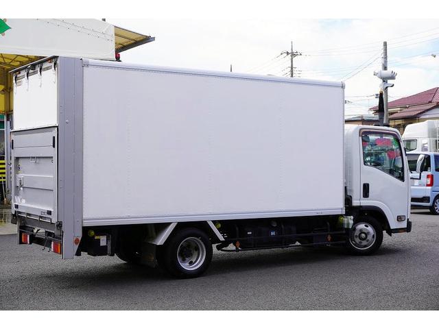 エルフトラック ロング パネルバン 跳上式 垂直パワーゲート 2トン AT 標準幅 積載1600kg ラッシング2段 バックカメラ 左電格ミラー キーレス 全低床 北村製 車両総重量4980kg アルミバン リフト(10枚目)