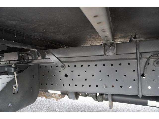 エルフトラック ロング パネルバン 跳上式 垂直パワーゲート 2トン AT 標準幅 積載1600kg ラッシング2段 バックカメラ 左電格ミラー キーレス 全低床 北村製 車両総重量4980kg アルミバン リフト(17枚目)