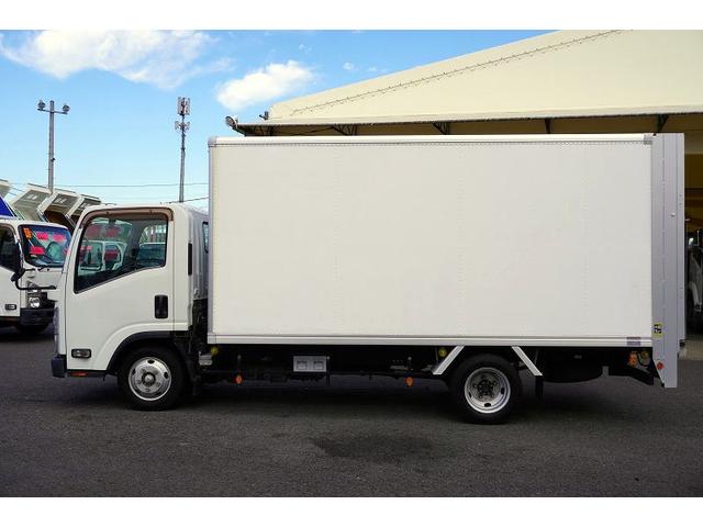 エルフトラック ロング　パネルバン　跳上式　垂直パワーゲート　２トン　ＡＴ　標準幅　積載１６００ｋｇ　ラッシング２段　バックカメラ　全低床　北村製　車両総重量４９８０ｋｇ　アルミバン　リフト　左電格ミラー　キーレス（3枚目）