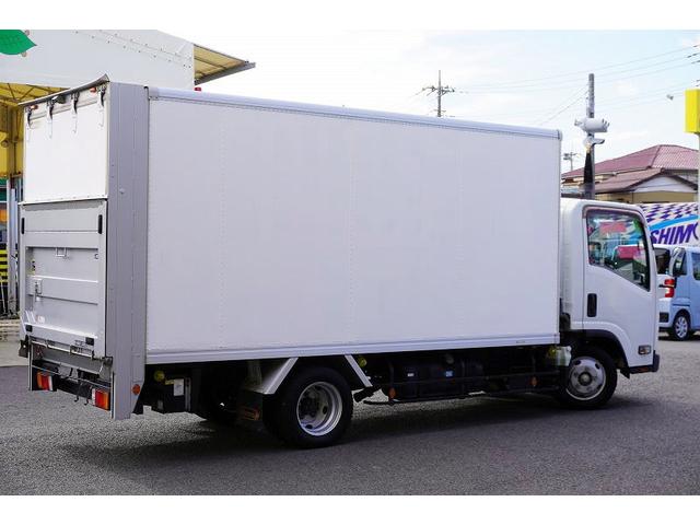 エルフトラック ロング　パネルバン　跳上式　垂直パワーゲート　２トン　ＡＴ　標準幅　積載１６００ｋｇ　ラッシング２段　バックカメラ　全低床　北村製　車両総重量４９８０ｋｇ　アルミバン　リフト　左電格ミラー　キーレス（8枚目）