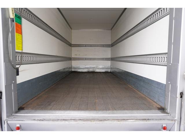 エルフトラック ロング　パネルバン　跳上式　垂直パワーゲート　２トン　ＡＴ　標準幅　積載１６００ｋｇ　ラッシング２段　バックカメラ　全低床　北村製　車両総重量４９８０ｋｇ　アルミバン　リフト　左電格ミラー　キーレス（22枚目）