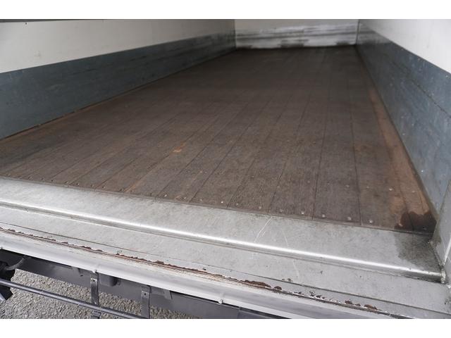 エルフトラック ロング　パネルバン　跳上式　垂直パワーゲート　２トン　ＡＴ　標準幅　積載１６００ｋｇ　ラッシング２段　バックカメラ　全低床　北村製　車両総重量４９８０ｋｇ　アルミバン　リフト　左電格ミラー　キーレス（23枚目）