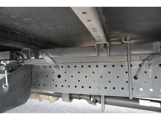エルフトラック ロング　パネルバン　跳上式　垂直パワーゲート　２トン　ＡＴ　標準幅　積載１６００ｋｇ　ラッシング２段　バックカメラ　全低床　北村製　車両総重量４９８０ｋｇ　アルミバン　リフト　左電格ミラー　キーレス（26枚目）