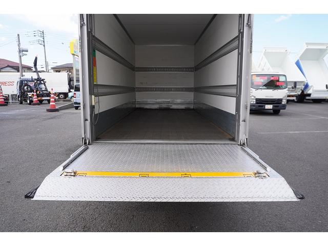 エルフトラック ロング　パネルバン　跳上式　垂直パワーゲート　２トン　ＡＴ　標準幅　積載１６００ｋｇ　ラッシング２段　バックカメラ　全低床　北村製　車両総重量４９８０ｋｇ　アルミバン　リフト　左電格ミラー　キーレス（32枚目）