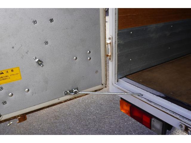 キャンター １０尺　アルミバン　２トン積　低箱　サイドドア　リア三枚扉　積載２０００ｋｇ　ラッシング１段　９０度ストッパー　左電格ミラー　キーレス　バックカメラ　ＥＴＣ　パブコ製　５速ＭＴ　標準幅　ショート（30枚目）