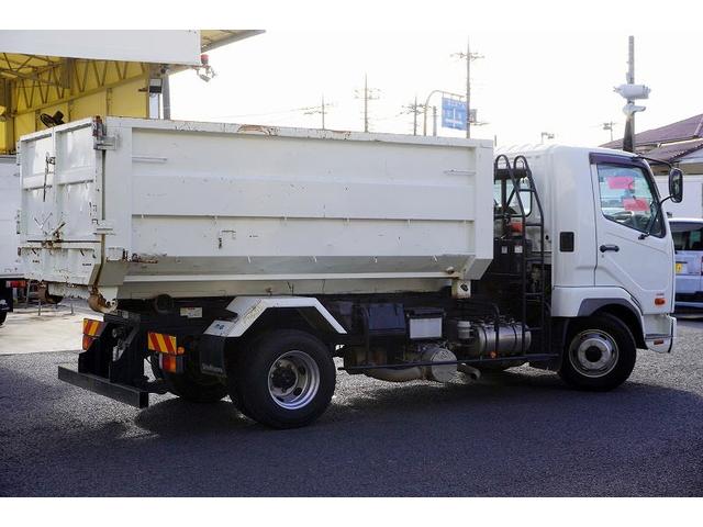 ファイター ４トン　アームロール　新明和　３．６５ｔ積　ツインシリンダー　ベッドレス　積載３６５０ｋｇ　キャブバックステップ　コンテナ付　網工具入れ　坂道発進補助　ＥＴＣ　６速ＭＴ（9枚目）